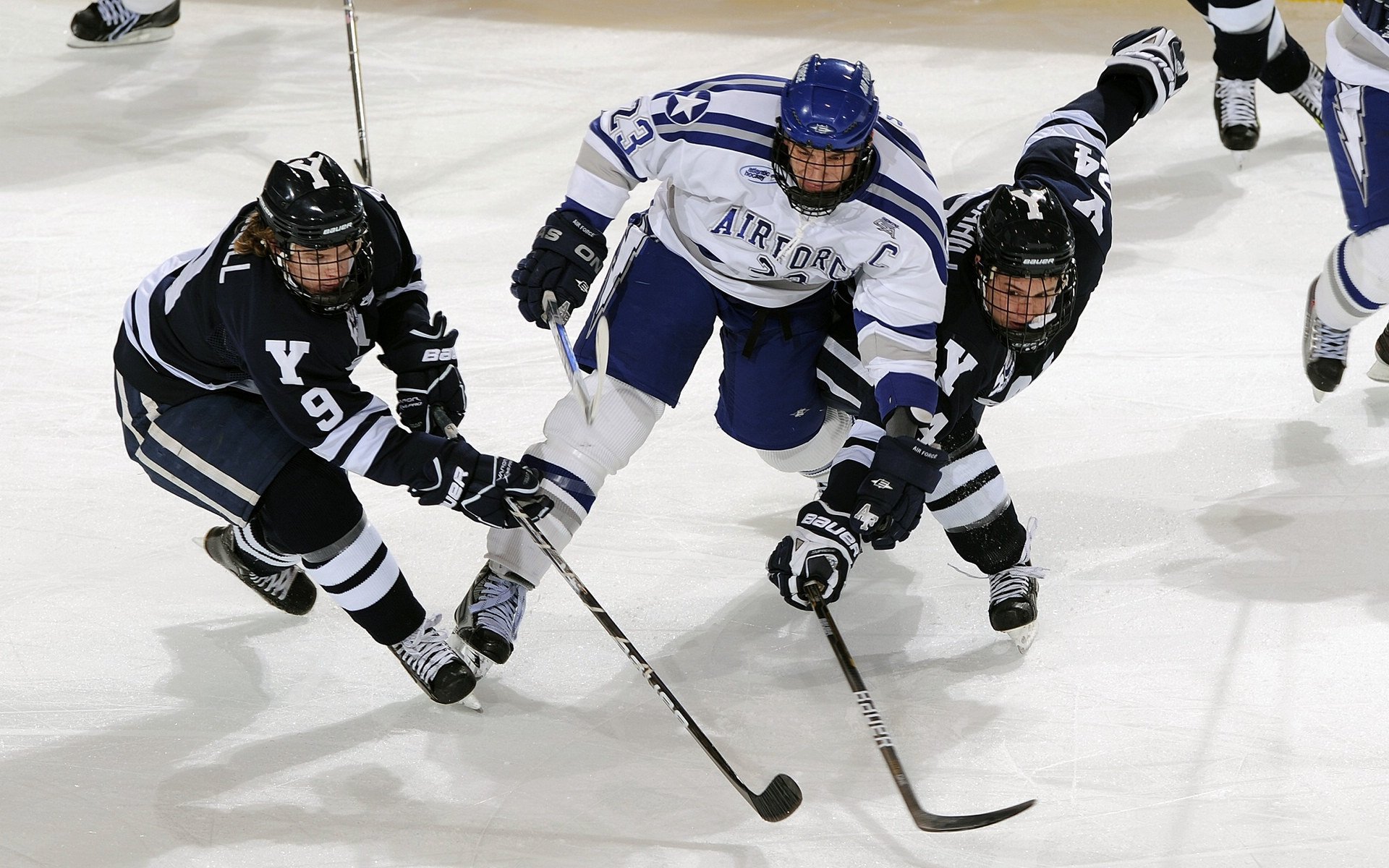 中超“海口对决”海南队主场2比1逆转深圳队 终场前补时破门定胜局